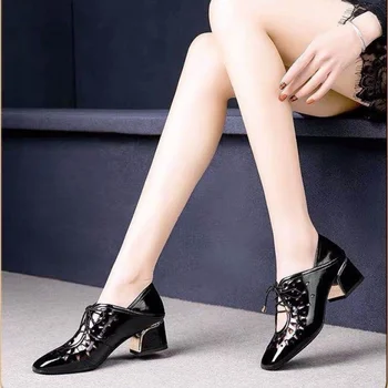 Čipke dve obrabe Baotou eno čevlji ženske 2020 spomladi in jeseni novo debelo z divjimi trakov luknjo ženske čevlje