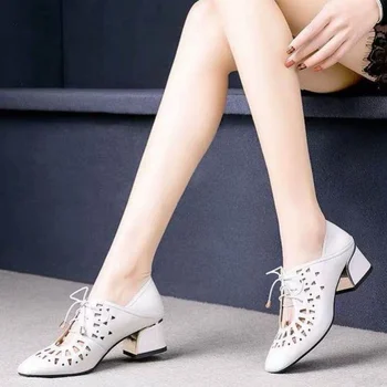 Čipke dve obrabe Baotou eno čevlji ženske 2020 spomladi in jeseni novo debelo z divjimi trakov luknjo ženske čevlje